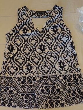 Black & White V-Neck Printed Sleeveless Top Size Medium